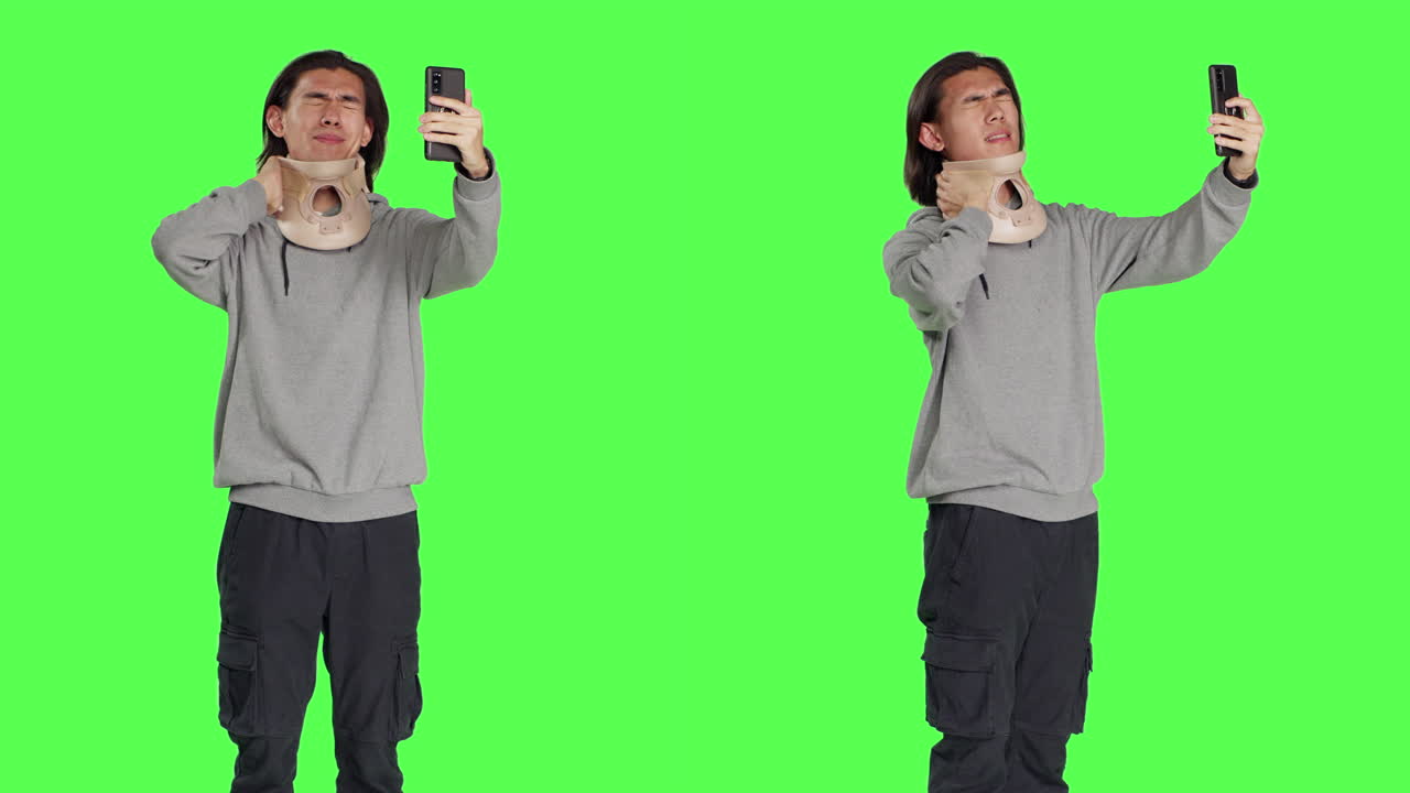 자궁경부 목걸이를 쓴 남자가 비디오 통화에서