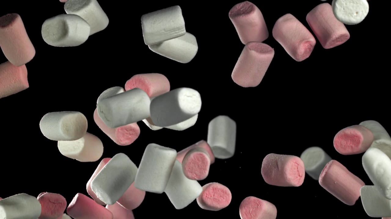 Marshmallow rosa e bianchi che cadono al rallentatore