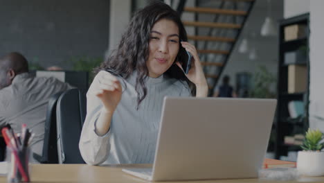 mujer de negocios en una llamada telefónica en la oficina
