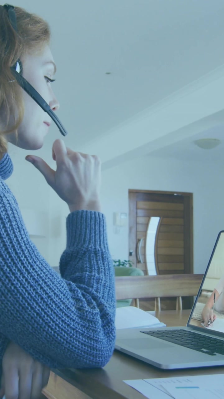 Animation af biometrisk fingeraftryksscanner over kaukasisk kvinde, der foretager et videoopkald på bærbar computer derhjemme