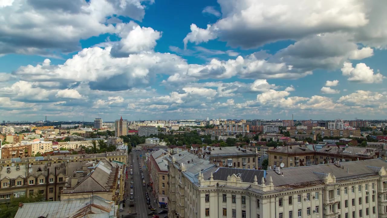 Kharkiv by fra oven timelapse. Luftfoto af byens centrum og boligområder. Ukraine