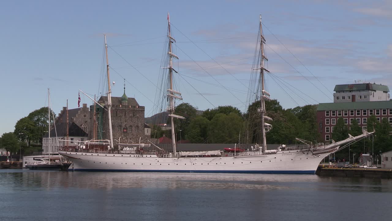 노르웨이 베르겐 항구에서 배를 항해하다