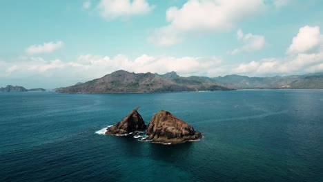 Drone-Volando-Sobre-El-Océano-Y-Las-Islas-En-Lombok,-Indonesia