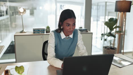 Mujer-De-Negocios-Feliz,-Computadora-Portátil