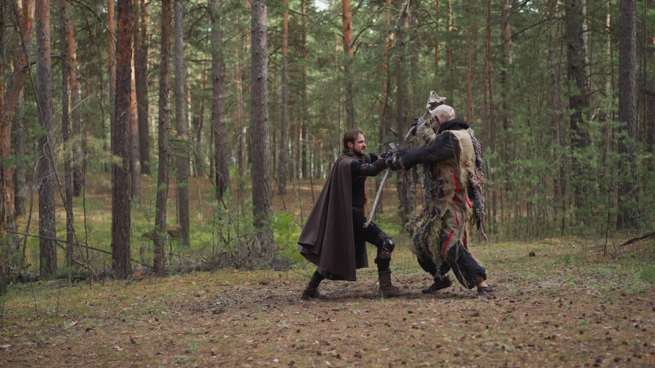 gran arco lucha contra el ataque y empuja al caballo en el suelo