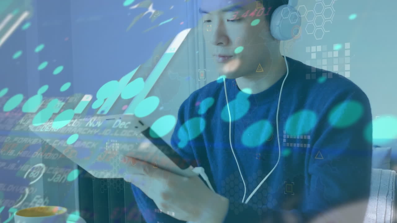 태블릿을 가진 사람을 통해 데이터 처리의 애니메이션