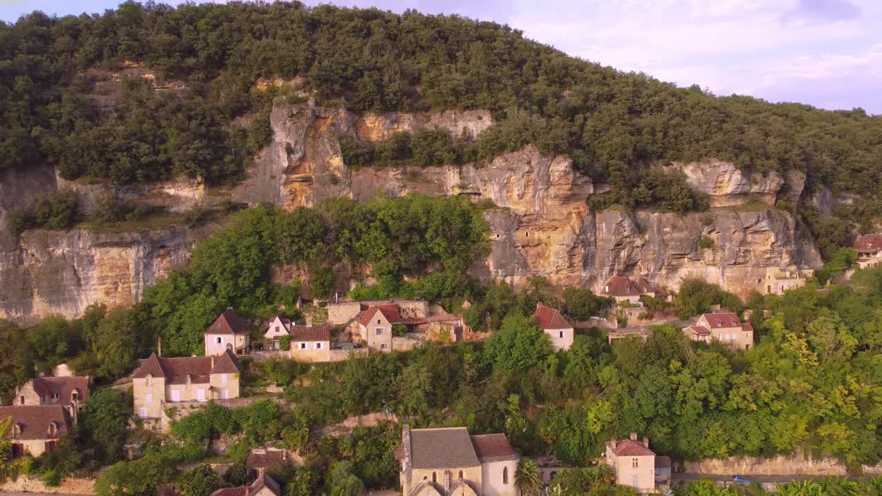 vista aérea del pueblo medieval beynac te cazenac ubicado en el departamento de dordogne en el suroeste de francia