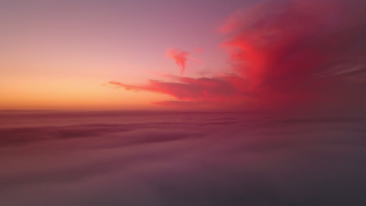 espectacular cielo de vainilla rojo dorado por encima de las nubes en un océano de cielo