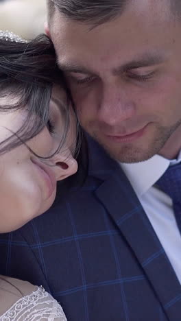 una pareja enamorada en su día de bodas.