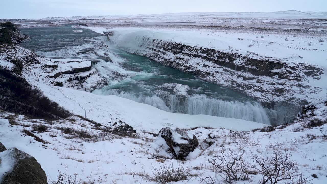 겨울에 흐르는 gullfoss 폭포를 보여주는 산 꼭대기에 정적 와이드 샷 - 아이슬란드, 유럽