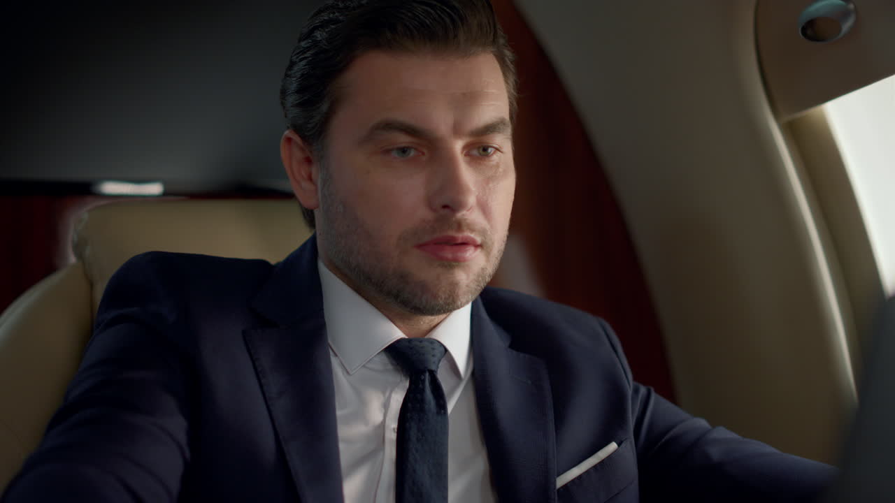 심각한 사업가 비디오 채팅 클로즈업. 스타일리쉬한 남자가 커피를 마시고