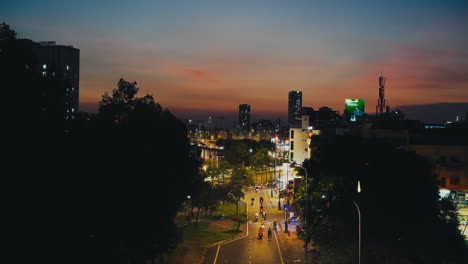 Die-Faszinierende-Schönheit-Eines-Sonnenuntergangs-über-Dem-Saigon-City-Highway,-Wobei-Die-Silhouetten-Von-Gebäuden-Und-Laternenpfählen-Einen-Atemberaubenden-Kontrast-Zum-Farbenfrohen-Himmel-Bilden