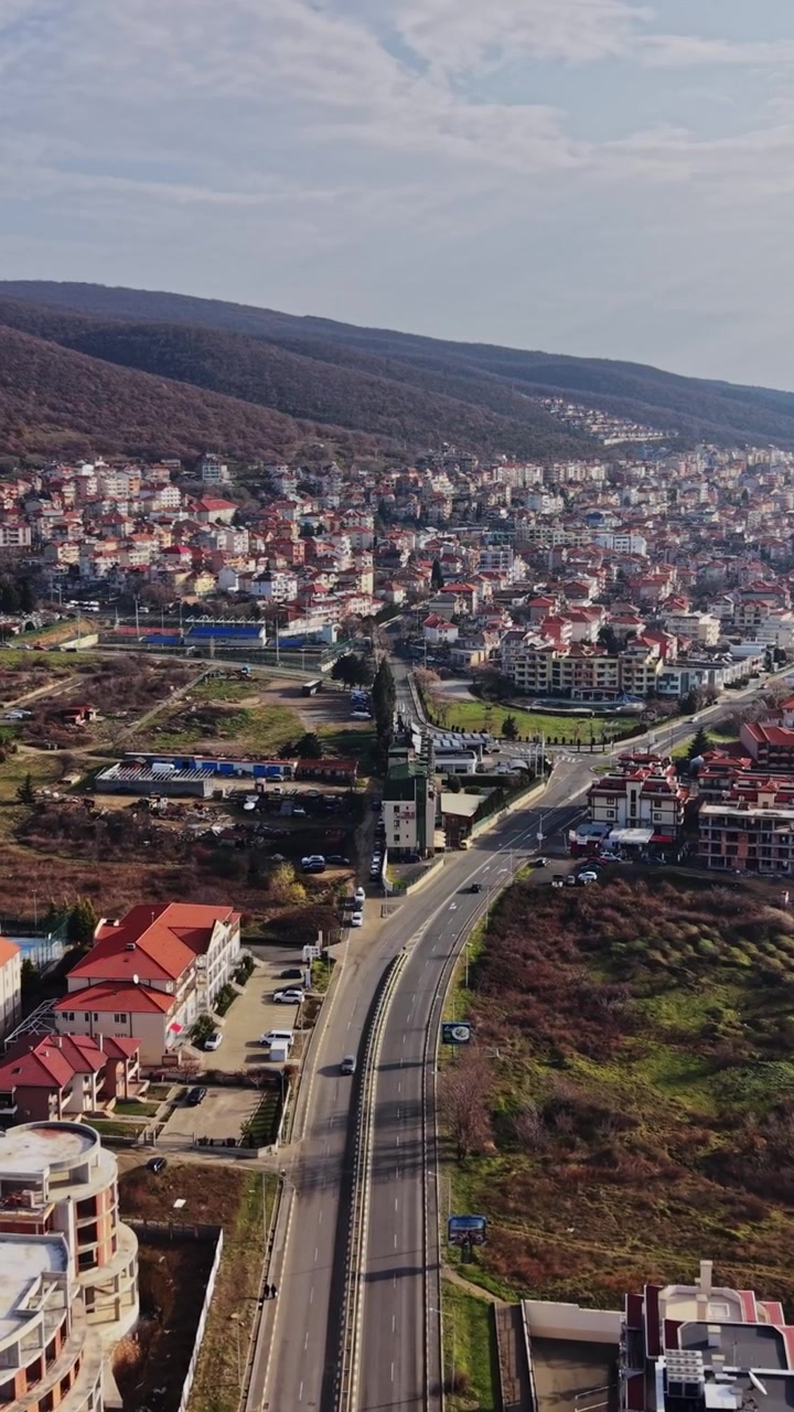 Vedute di Nesebar, Bulgaria, con strade ed edifici in una giornata limpida