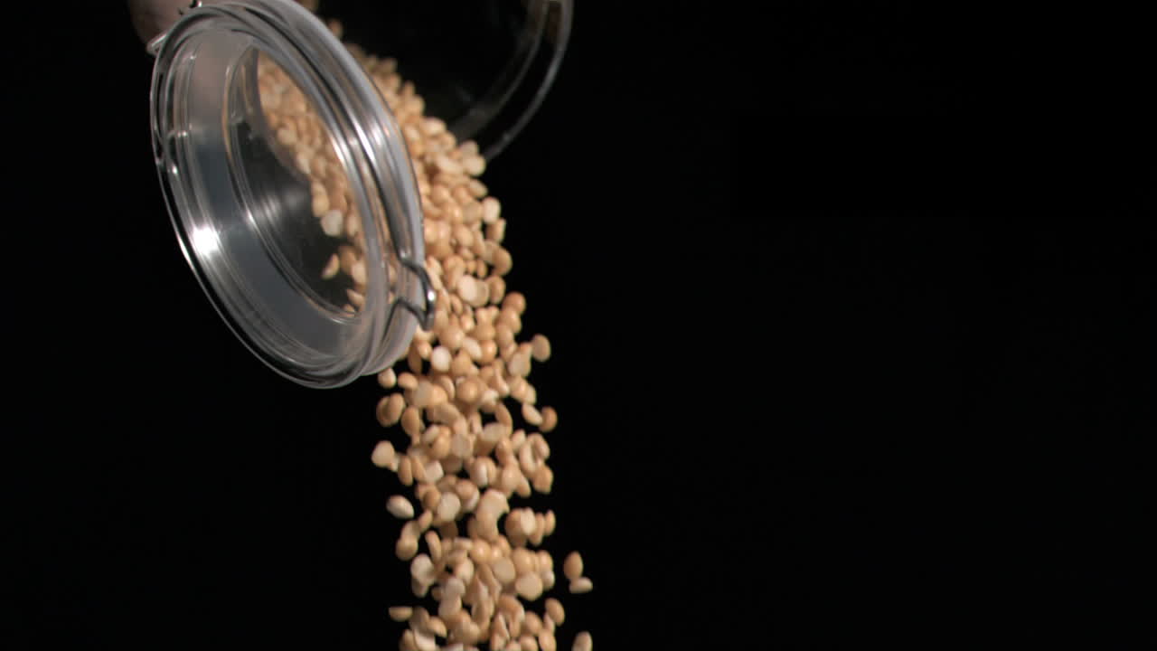 초 느린 동작으로 떨어지는 땅콩