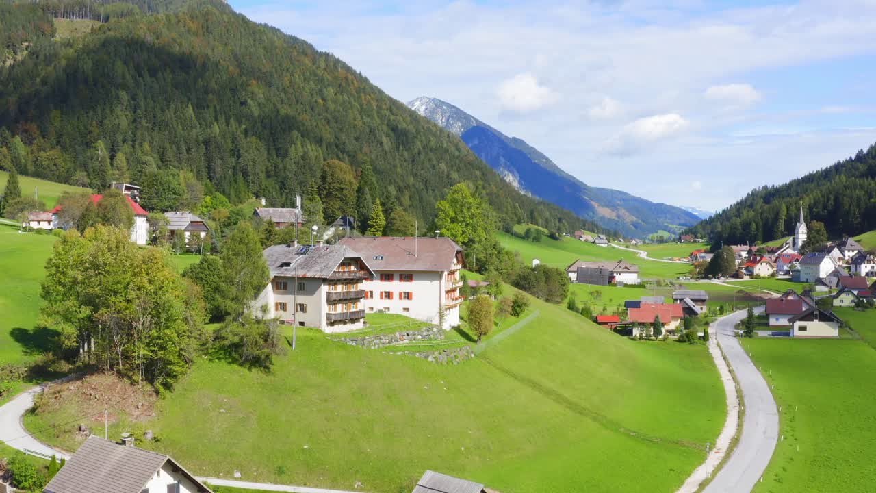 edificios aéreos del piso del valle en zell austria