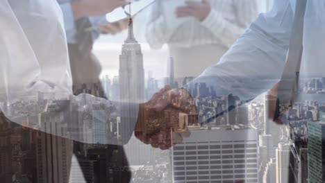 composición digital de la sección media de dos hombres de negocios que se dan la mano contra la vista aérea del paisaje urbano