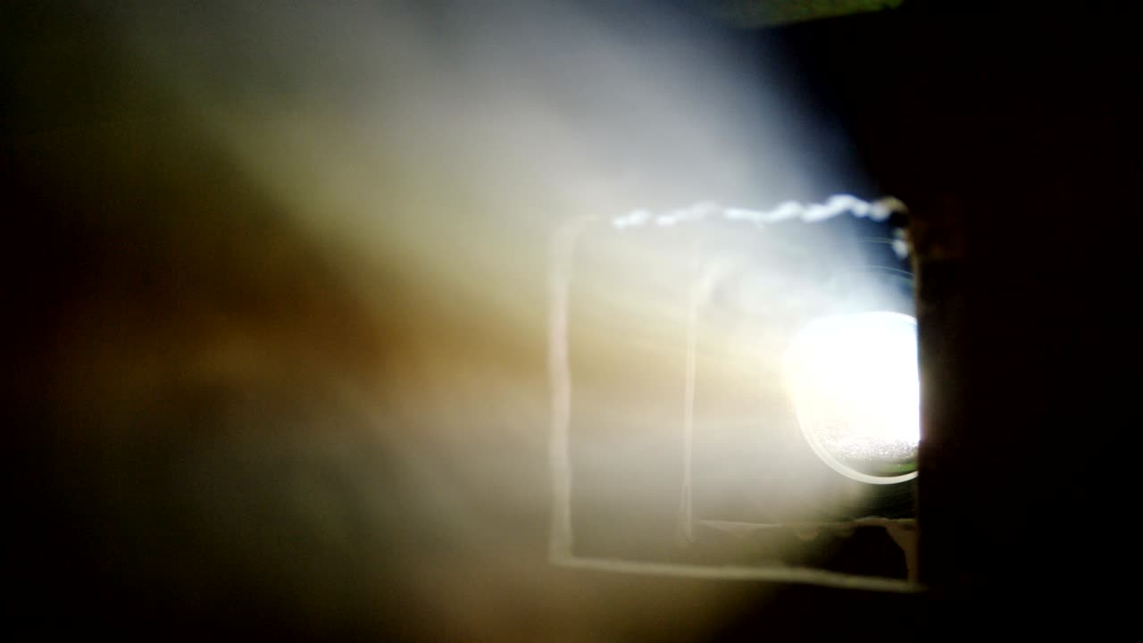 luz de proyector moderno y humo volador en primer plano