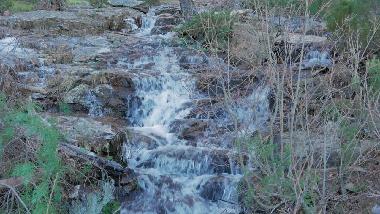 바위 위로 계단식 폭포를 이루는 작은 개울