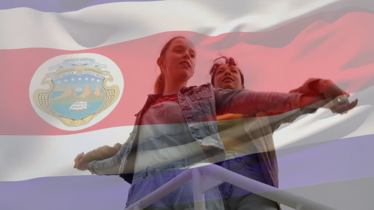 animación de la bandera de costa rica sobre una pareja de mujeres biraciales abrazándose