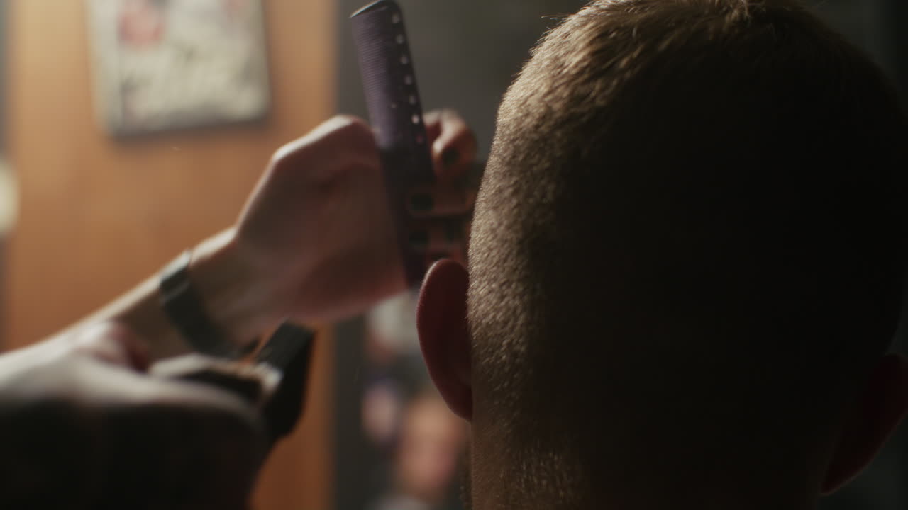 Un uomo che si taglia i capelli