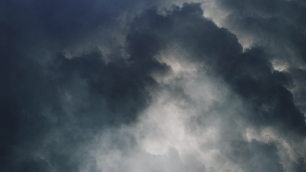 relámpago de 4k sobre cielo oscuro y nubes, tormenta