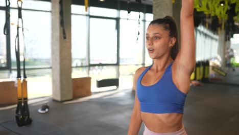 mujer trabajando en el gimnasio