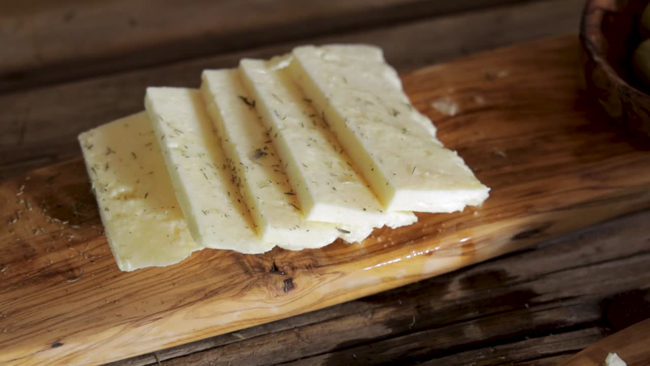 orégano derramando sobre el queso