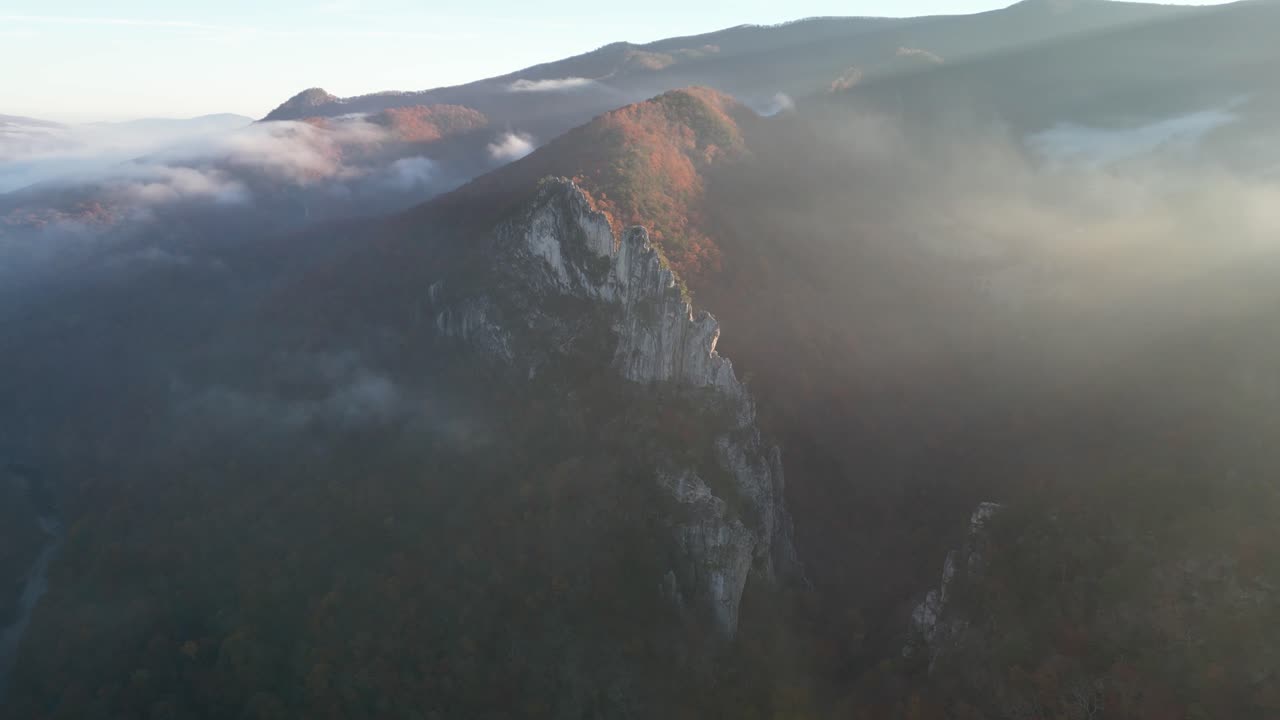 Seneca Rocks por la mañana, toma de drone lejana.