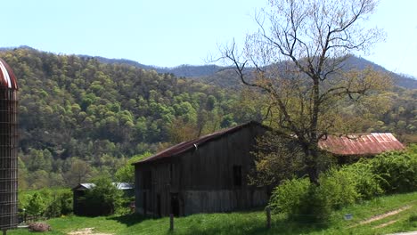 Una-Casa-De-Campo-Y-Un-Granero-Rodeados-De-Hermosos-Paisajes-De-Montaña