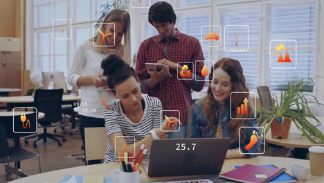 animación de análisis de datos e íconos de productividad sobre diversas personas que trabajan en la oficina