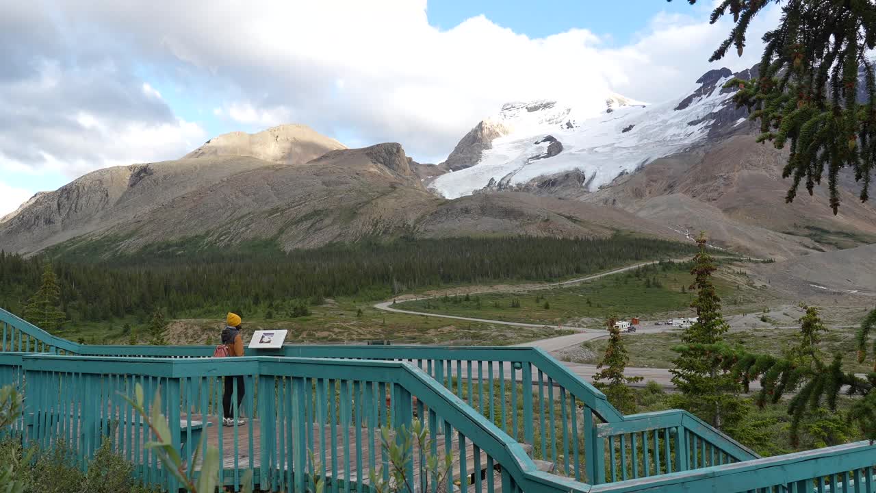 Vista panoramica sulle montagne con ghiacciaio e viaggiatore