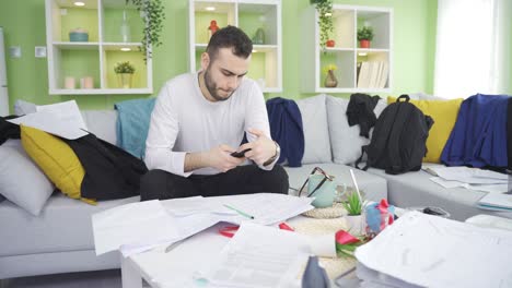 el hombre con problema de déficit de atención abandona el trabajo.