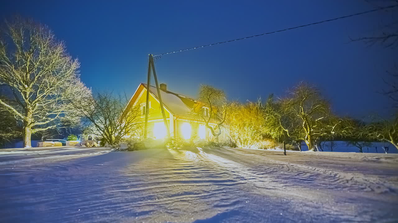 별장 조명이 빛날 때 밤하늘에 별과 구름이 있는 겨울 풍경의 오두막 - 시간 경과