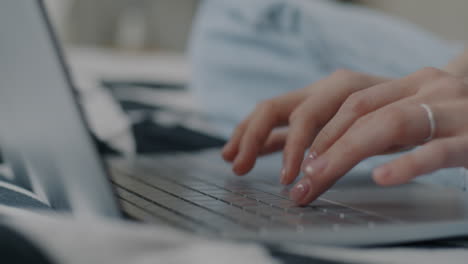 mujer trabajando en una computadora portátil