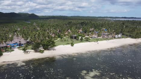 elegante complejo frente a la playa escondido en la naturaleza tropical, siargao
