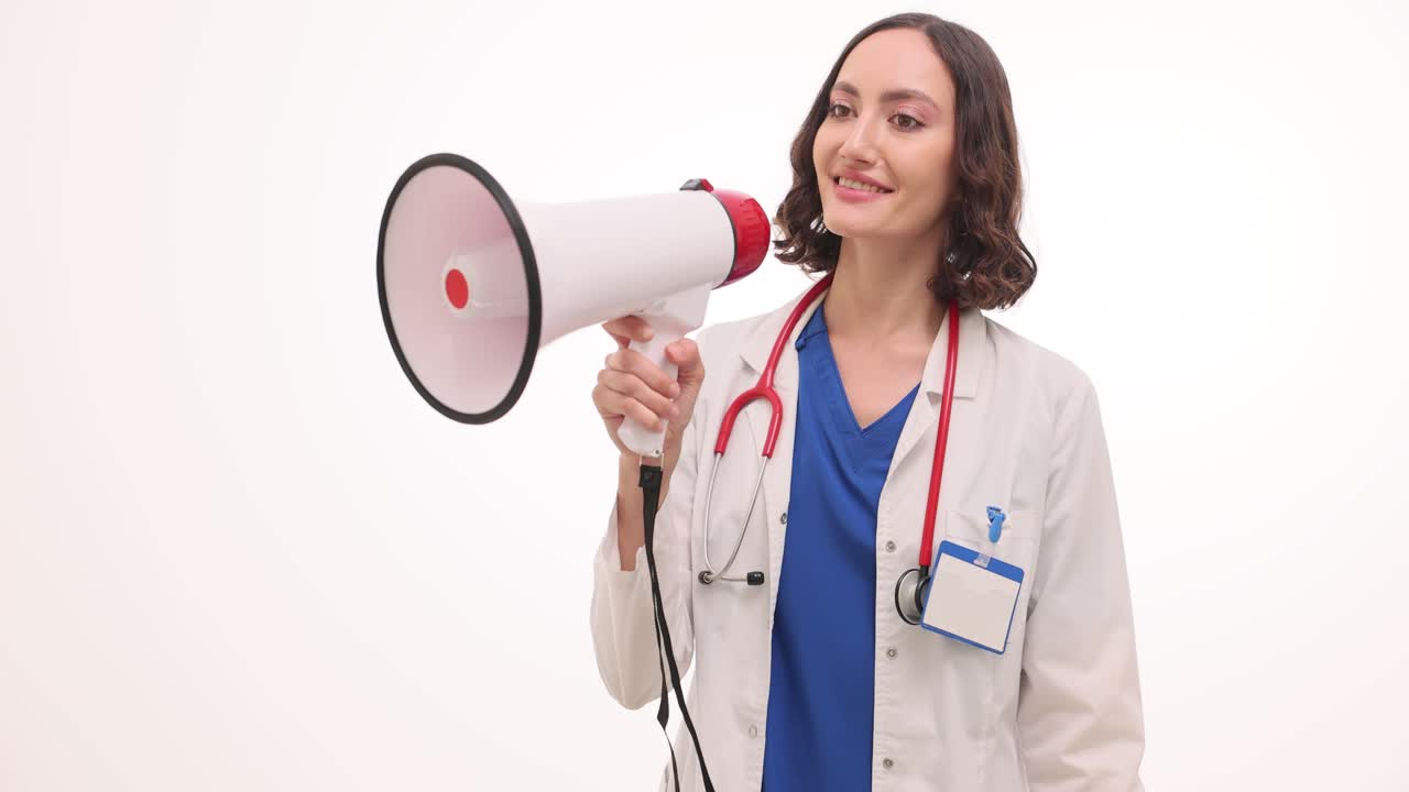 Dottoressa che annuncia con un megafono