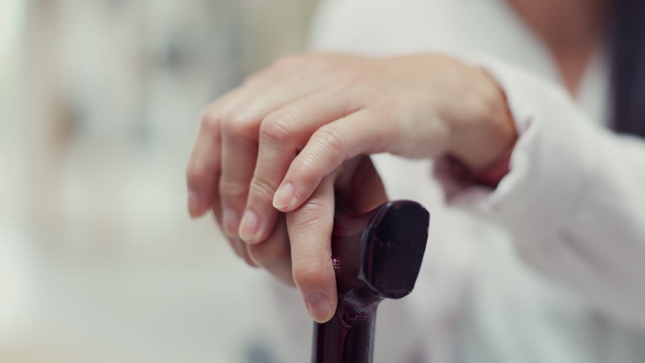 Pensione, mani o donna anziana con bastone