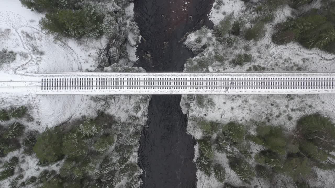 puente que cruza el río - vías del tren - recto hacia abajo aéreo 4k