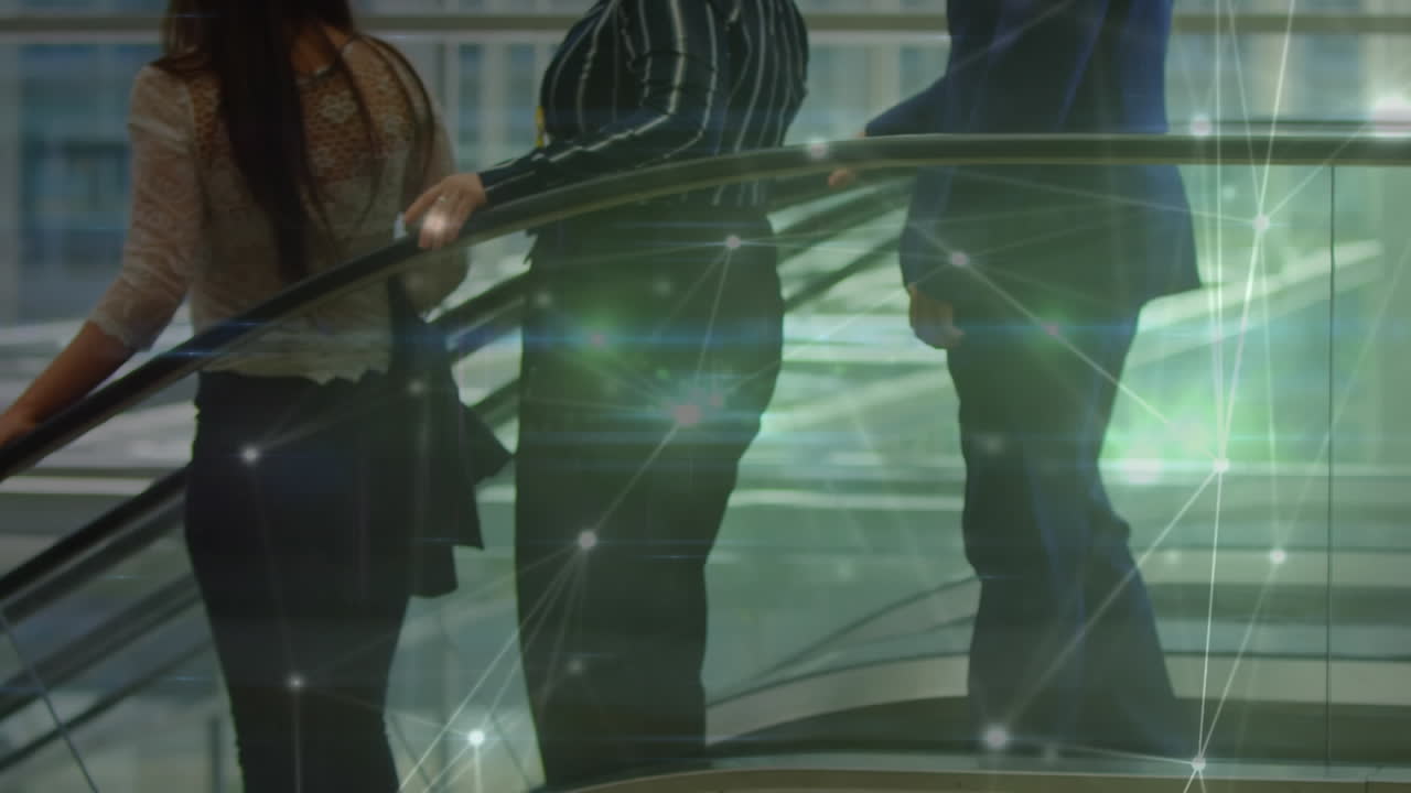 animación de redes de conexiones entre diversas personas de negocios en la oficina