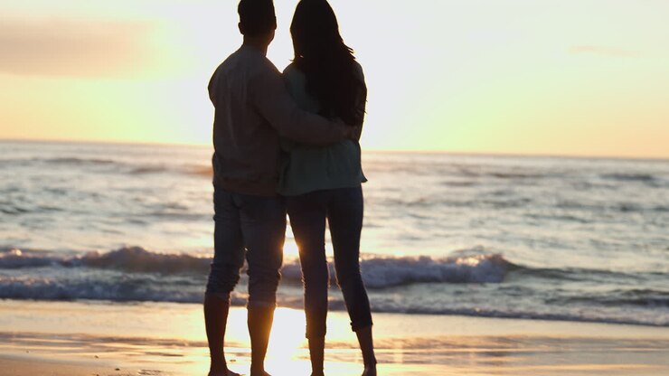 Couple, personnes et câlin au coucher du soleil sur la plage à Miami