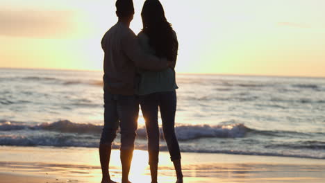 Paar,-Menschen-Und-Umarmung-Bei-Sonnenuntergang-Am-Strand-In-Miami