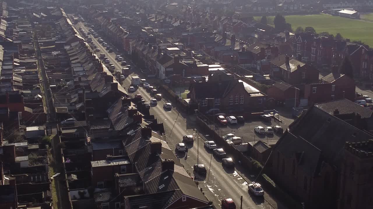번화한 시내 중심가로 이어지는 긴 도로가 있는 유서 깊은 계단식 주택의 조감도 궤도 행