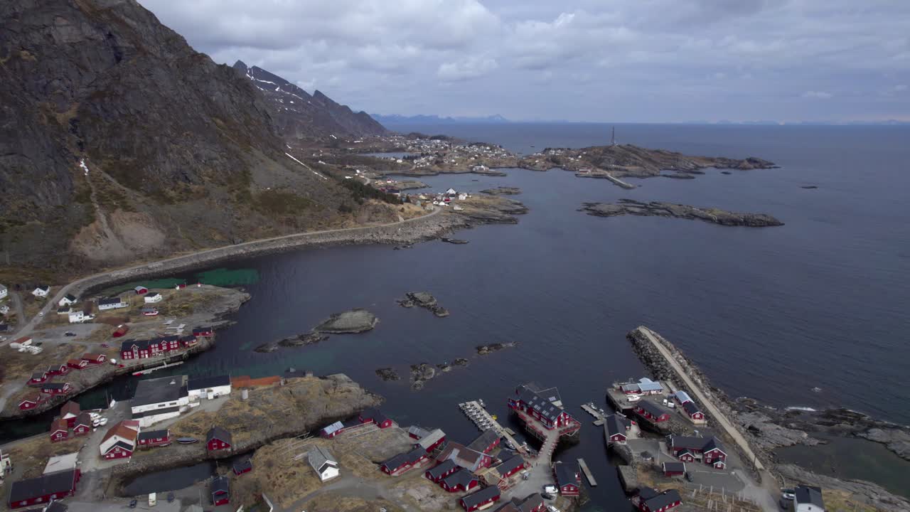 구름이 많은 겨울 날 로포텐의 소르바겐 마을의 항공 포워딩