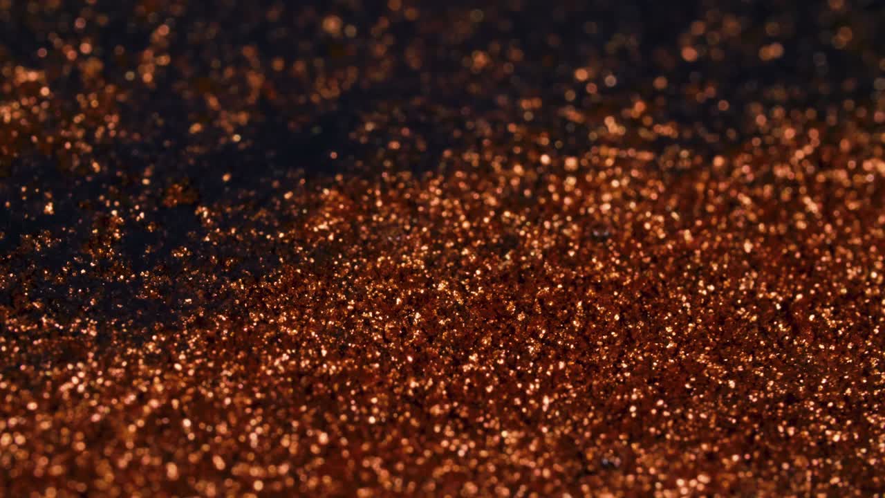 추상적인 다채로운 은 황금 모래는 유기적으로 다채로운 액체로 흐릅니다.