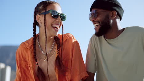 amistad, coqueteo y pareja con gafas de sol