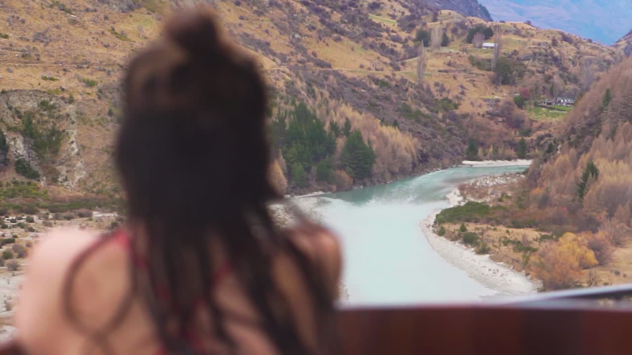 chica mirando a la hermosa vista mientras se relaja