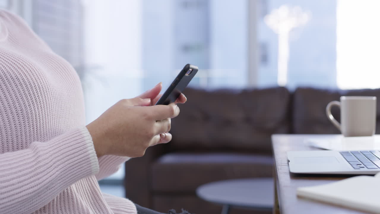 일 하는 동안  ⁇ 드폰 을 사용하는 여자