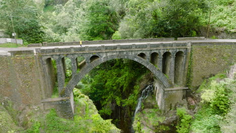 Person-überquert-Die-Alte-Bogenbrücke,-Die-Alte-Brücke,-Holz