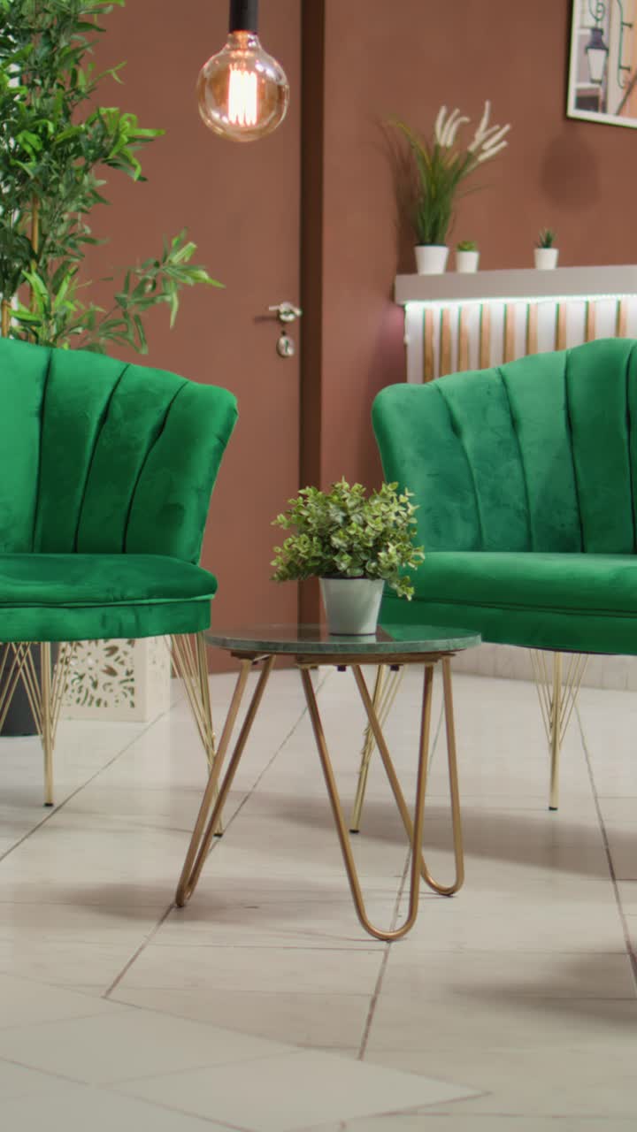 Area lounge con video verticale e divano di lusso in hotel