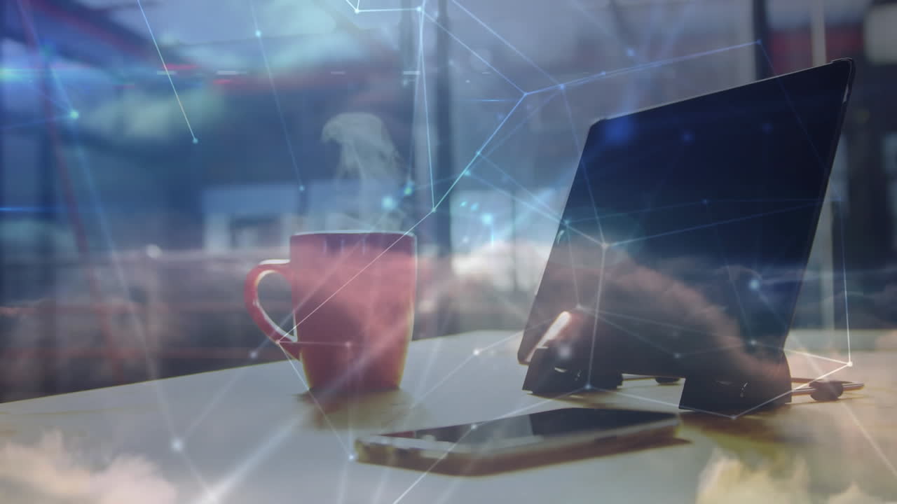 Animazione di rete di connessioni su tazza di caffè e tablet.